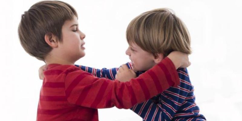 Nằm mơ thấy đánh nhau giữa hai người xa lạ và thông điệp của nó
